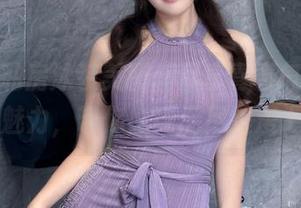 白烨烨私房泳装美图，尽享青春气息与海洋魅力，带你感受无尽浪漫.txt
