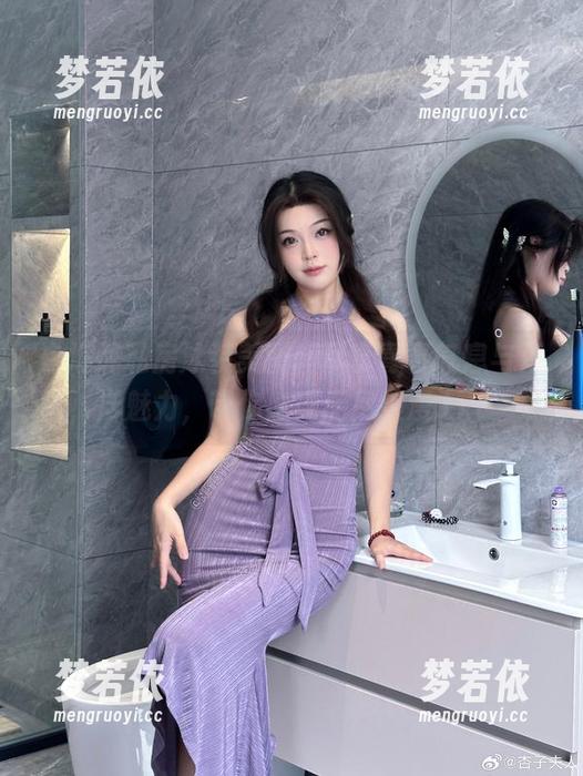白烨烨私房泳装美图，尽享青春气息与海洋魅力，带你感受无尽浪漫.txt-梦若依