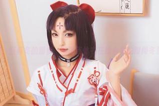 跟随神楽坂真冬的脚步，畅游连体衣在线合集的时尚冬景.txt