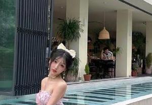 秀人网 - 最新sophie余冰女孩作品集：她的写真不仅好看，还带着奇妙的搞笑元素！.txt