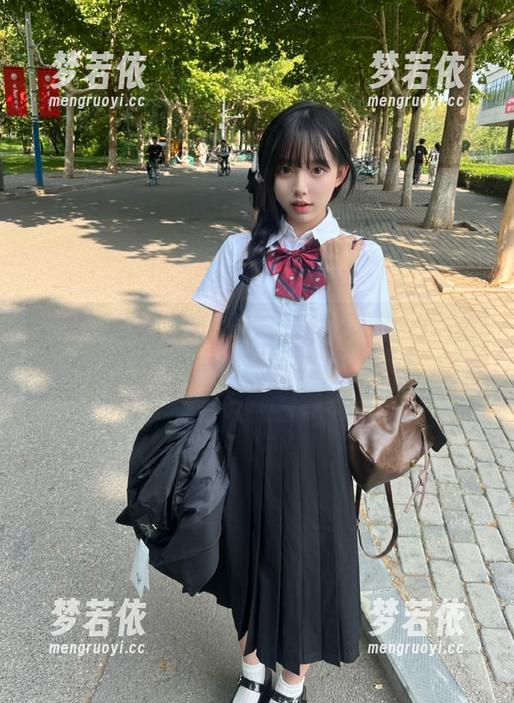 秀人网 - 身着校服的严利娅Yuliya：私房写真让人怀念的青春岁月！.txt-梦若依