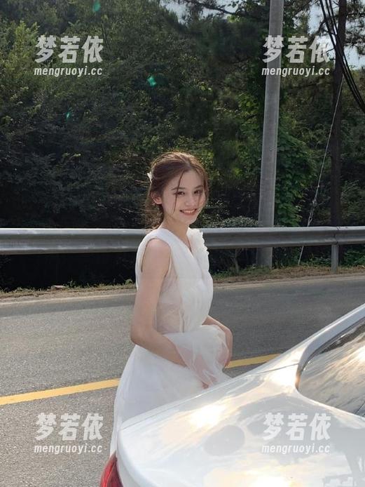 秀人网 - 不容错过的会飞的小虎牙白丝图集，点击下载一同欣赏她的美丽.txt-梦若依