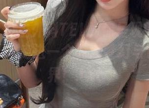 秀人网 - 博主外科TEL为你呈现的JK美图套图，带你走进一个充满梦幻与色彩的世界！.txt
