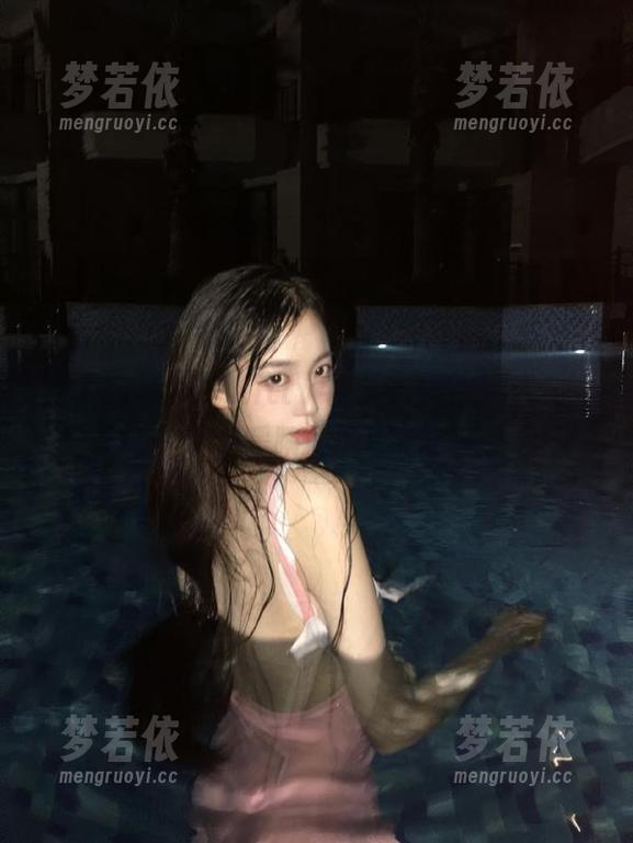 秀人网 - 小夕Kitty毛衣摄影全套图包，记录每一个温暖瞬间的时尚之旅。.txt-梦若依