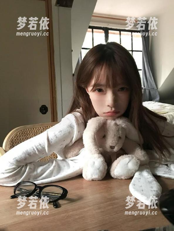 秀人网 - 在戴允祺学妹的写真世界里：每一张图片都如同诗一般动人.txt-梦若依