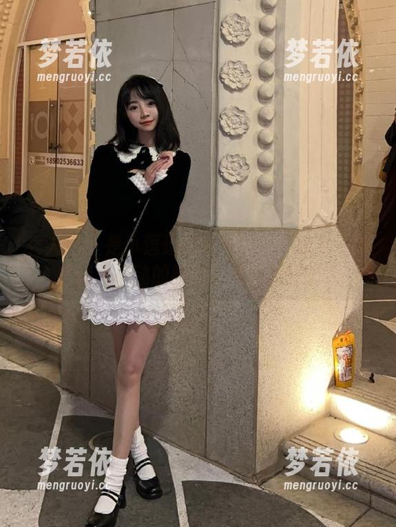 秀人网 - 是小逗逗的镂空图集：记录下那些让人心动的瞬间合集与回忆.txt-梦若依