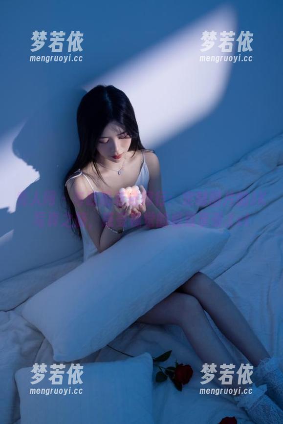 秀人网 - 与欧阳若依同行：定制图片的JK写真之旅，感受视觉的极致享受.txt-梦若依