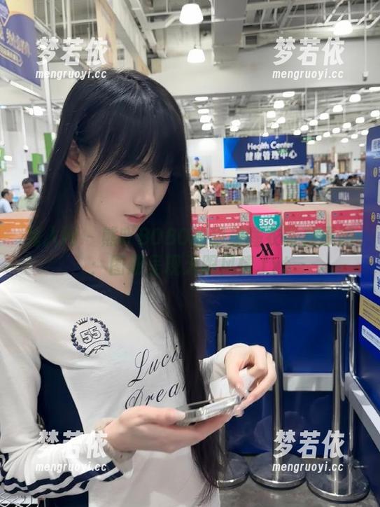 秀人网 - 熊吖BOBO的甜美睡衣写真原图：图册呈现无限风情.txt-梦若依