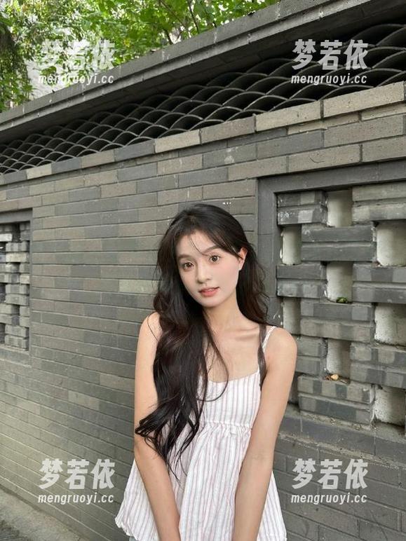 秀人网 - 让壁纸为你增添节日气氛，王伊纯圣诞写真原图分享.txt-梦若依