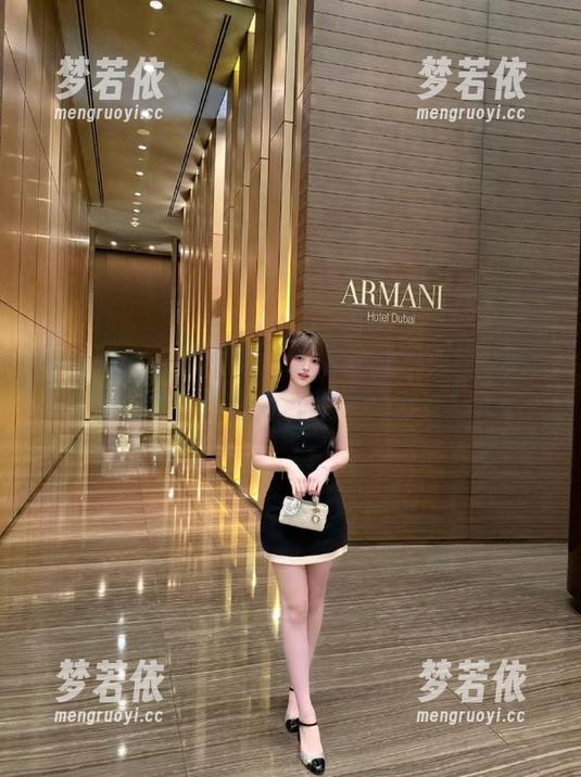 秀人网 - “甜白酱”图集火起来了！油亮搞笑瞬间，下载后包你笑到喷饭！.txt-梦若依