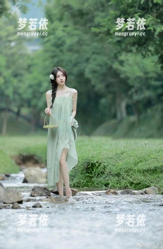 秀人网 - 纯净而动人：最新白甜白色写真美图带你领略视觉艺术的魅力！.txt-梦若依