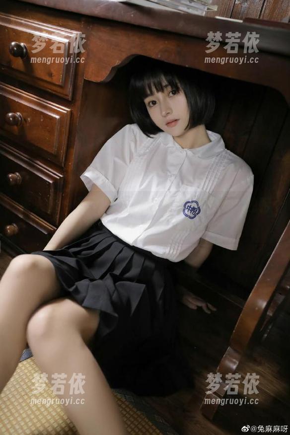 秀人网 - 精选美七眼镜写真作品集：独特视角中的优雅与时尚.txt-梦若依