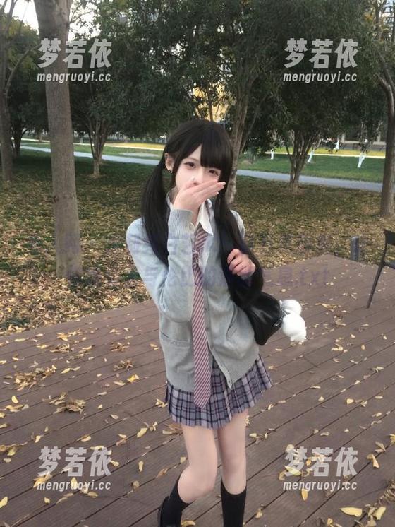 秀人网 - 定制纯白艺术：赵万灵图集，让你感受无与伦比的清新气息.txt-梦若依