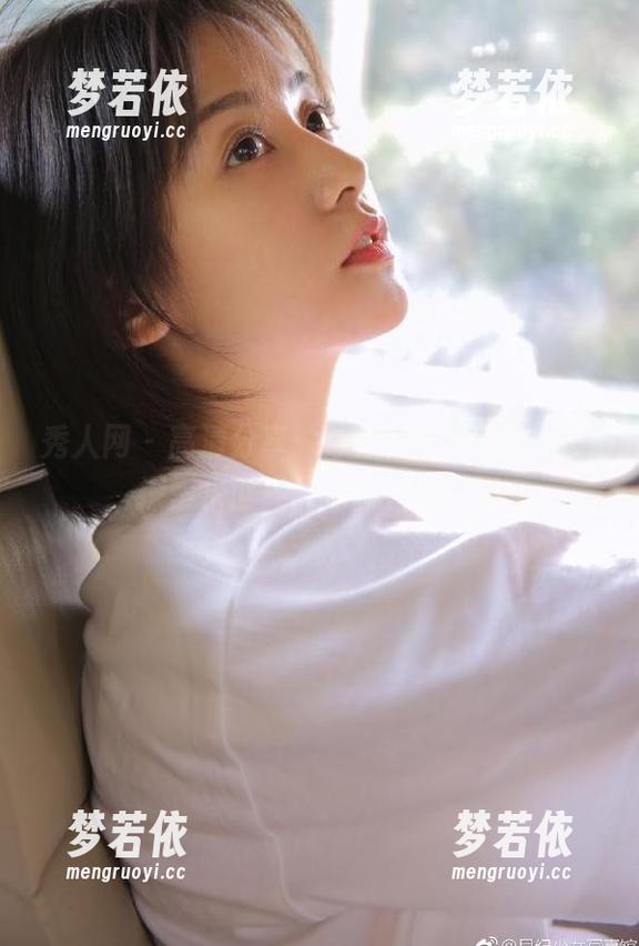 秀人网 - 高清分享：泳池里的露露小喵，探索水世界的清新魅力.txt-梦若依