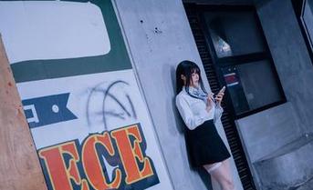 秋和柯基的红裙写真之旅，原图呈现出秋季里的浪漫与优雅气质！.txt