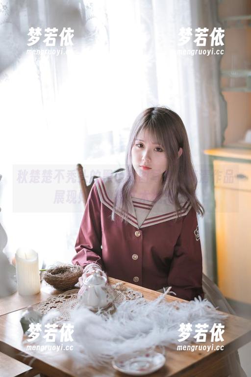 秋楚楚不秃头的黑色美图写真，高清作品展现她的独特艺术视角.txt-梦若依
