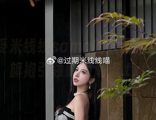 免费享受米线线sama的靓丽作品，灰色旗袍引领时尚潮流.txt