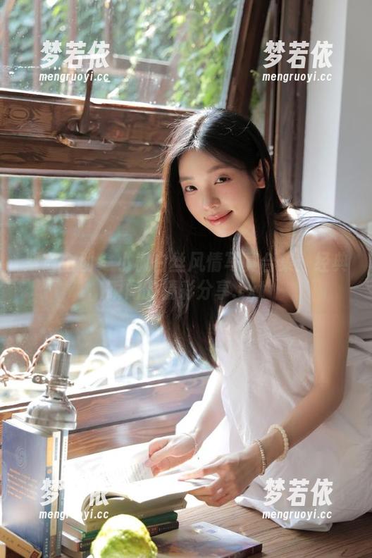 紧急企划 - 小枫白丝风情写真合集：经典瞬间的精彩分享.txt-梦若依