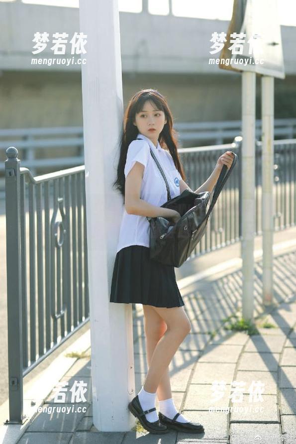 紧急企划 - 免费欣赏见希w民国制服白丝写真，高清图片带你穿越时空！.txt-梦若依