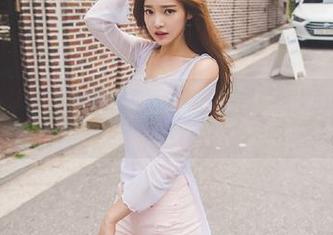 紧急企划 - 龙崎聆音黑白主题图集：捕捉生活中的细腻瞬间.txt
