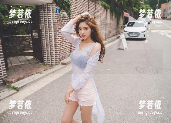 紧急企划 - 龙崎聆音黑白主题图集：捕捉生活中的细腻瞬间.txt-梦若依