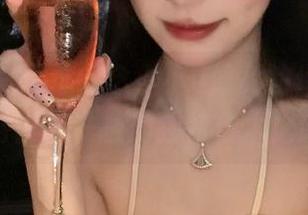 微密圈 - 精选纪念小小v修女的作品，感受她与世界交融的独特艺术之旅.txt