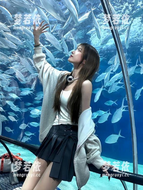 绮梦摄影 - 小艺空姐写真壁纸：捕捉飞行中的美好瞬间.txt-梦若依