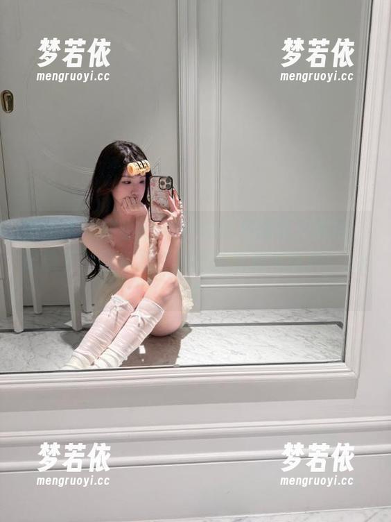 美媛馆 - 伊小七MoMo的校园写真图册，记录下那些年我们追逐的瞬间与笑声！.txt-梦若依