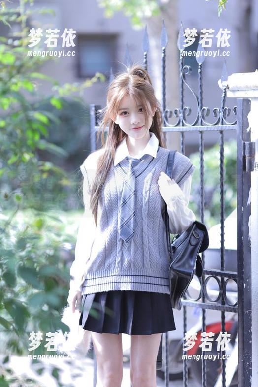 美媛馆 - 无圣光照亮的居家瞬间：杨晓青儿写真作品中的每一帧都诉说着心声.txt-梦若依