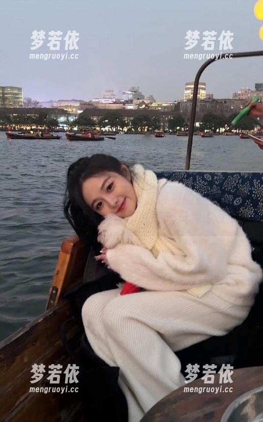 感受肉扣热热子长腿写真带来的视觉盛宴，完美作品融合了气质与风格.txt-梦若依