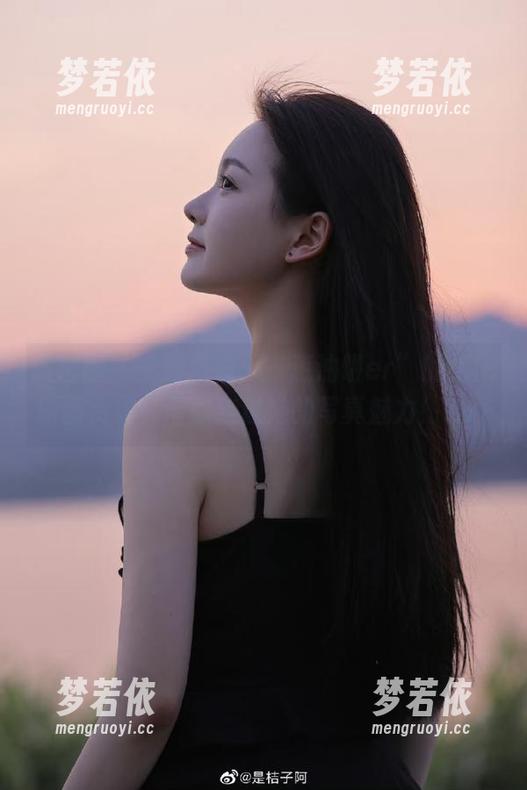 微密圈 - 最新发布：“葱油饼er”的秘密原图资源，带你走进她的写真魅力！.txt-梦若依