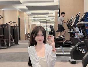 透过蓝小沂KiKi短裙写真，照片让你领略别样的青春氛围与风格.txt