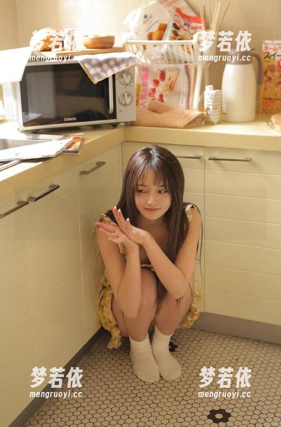 蜜桃社 - 缇娜美Tinami全新白衬衫写真：原图展示她的无限魅力与风格演绎.txt-梦若依