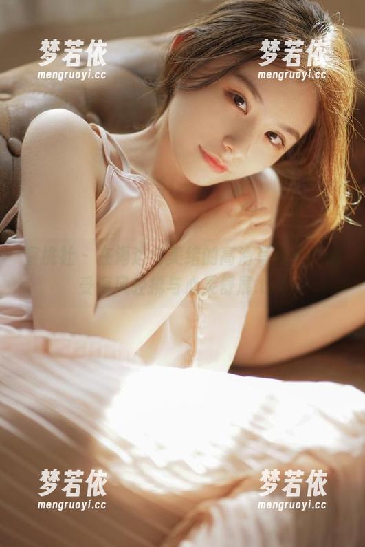 蜜桃社 - 在海边与美绪的高清写真中，感受海风轻拂与心灵舒展.txt-梦若依
