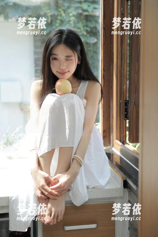 袜啵啵 - 甜甜圈温柔写真集分享：记录下每一个动人的轻柔瞬间.txt-梦若依