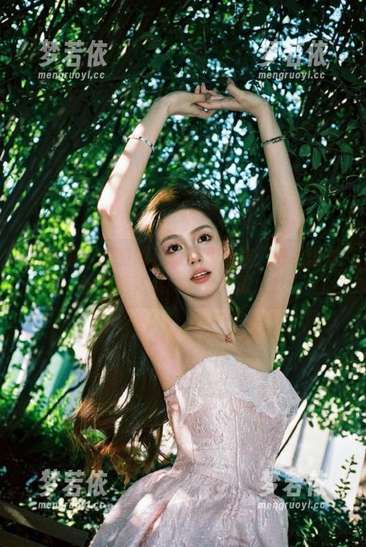袜啵啵 - 甜甜圈独家图集分享：裸足脚对脚剧情花絮的魅力无限.txt-梦若依