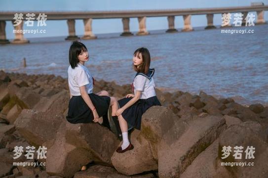 觅芙少女 - 晓晓短裤写真图册：清晨阳光下的活力少女，你准备好了吗？.txt-梦若依