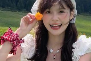 语画界 - 精致生活从徐莉芝Booty的粉色写真开始，点击这里免费下载，尽享美好时光！.txt