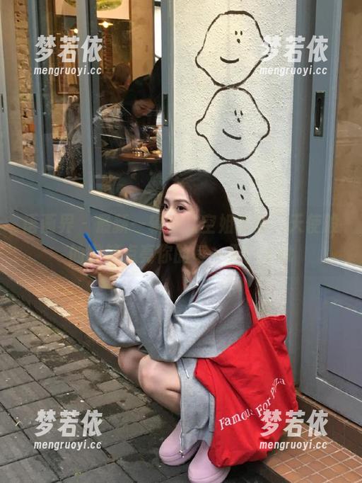 语画界 - 最新一辑梦梵空姐套图，天使般的微笑点亮你的每一天！.txt-梦若依