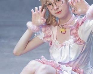 语画界 - 探索程程程的时尚世界：条纹黑丝吊袜写真图包，尽显个性与美感！.txt