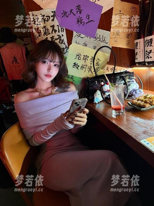 语画界 - 全套图集揭秘：言沫如何驾驭牛仔裤时尚元素.txt-梦若依