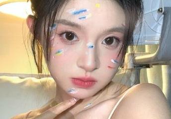 轰趴猫 - 探秘苏小暖的最新写真集：油亮效果下的别样美丽.txt