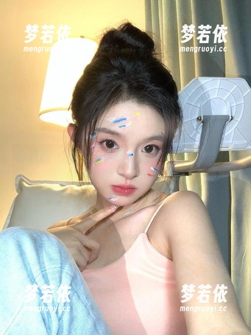 轰趴猫 - 探秘苏小暖的最新写真集：油亮效果下的别样美丽.txt-梦若依