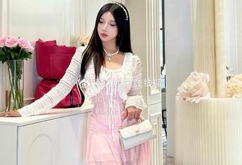 过期米线线喵黑色蕾丝兽耳COS，超现实风格精彩写真图片.txt