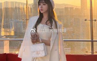 在无圣光的泳池中，过期米线线喵的写真作品如水般灵动.txt