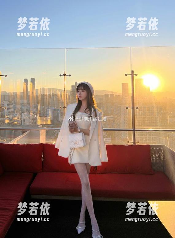 在无圣光的泳池中，过期米线线喵的写真作品如水般灵动.txt-梦若依
