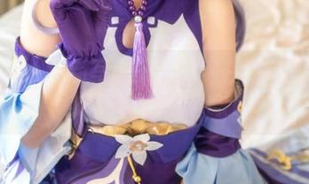 里见年一全新写真集：浸润在浴缸里的猫咪与幸福瞬间.txt