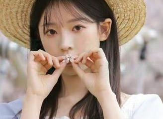 金鱼yui的灰丝写真分享：每一幅都是高清艺术，难以忘怀的美感之旅.txt