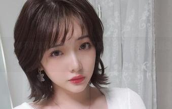 福利特辑：雯妹不讲道理黑丝T-back写真，展现热力四射的魅惑气息，完美诠释个性美！.txt