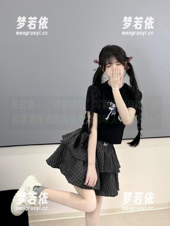 青豆客 - “佟蔓镂空”写真中的自嘲，原图合集传递我的真实与趣味人生故事.txt-梦若依
